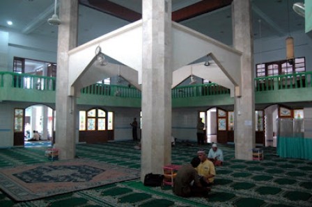asjid tertua di Jakarta, Masjid Jami' Al 'Atiq yang terletak di Jl. Masjid I No. 3, Kampung Melayu B