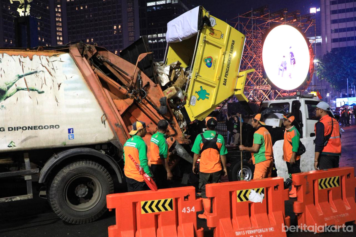 Petugas melakukan pengangkutan Sampah Pasca Perayaan Malam Tahun Baru