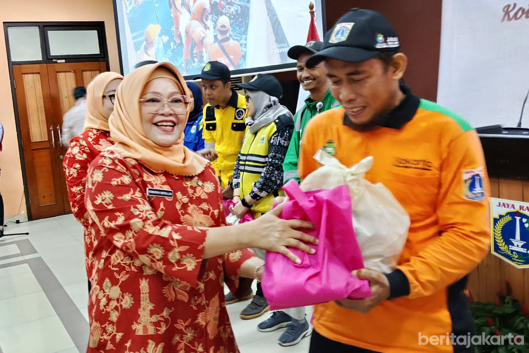 Komariah Marullah Bagikan Bingkisan pada Ratusan Pasukan Pelangi