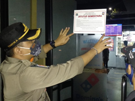 Satpol PP Jaksel Tertibkan Gerai Domino's Pizza Di Jalan Wijaya I