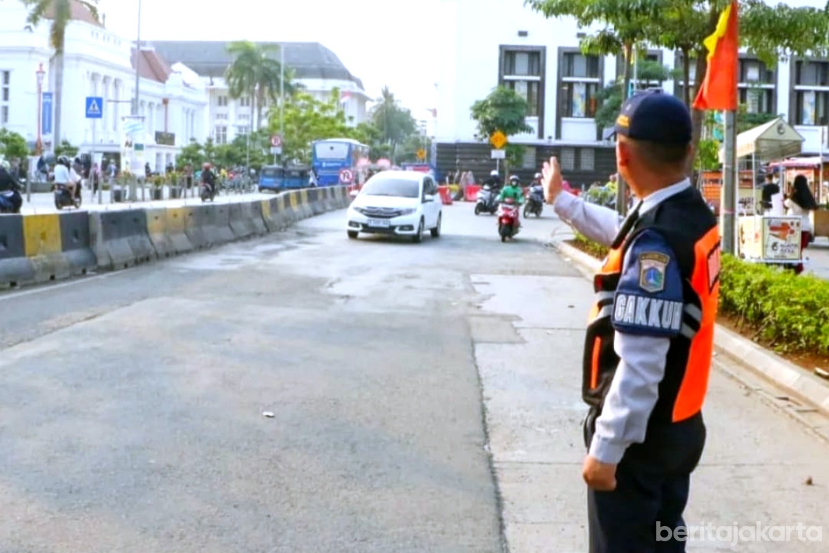 Petugas melakukan rekayasa lalu lintas di kawasan Kota Tua