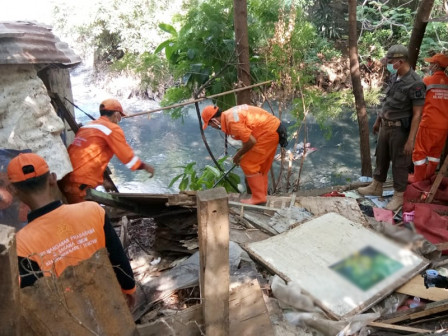  28 Bangunan Liar di Bantaran Anak Kali Krukut Ditertibkan