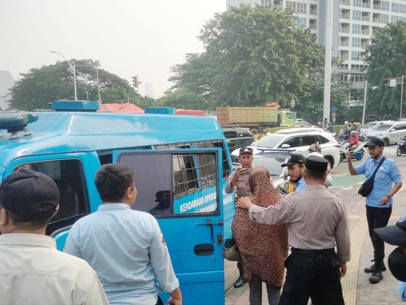 Petugas Satpol PP Jangkau Empat PPKS di Kelapa Gading