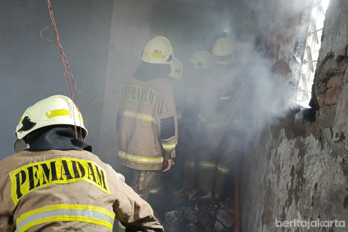 Petugas Gulkarmat Tangani Kebakaran di Permukiman Warga Grogol 