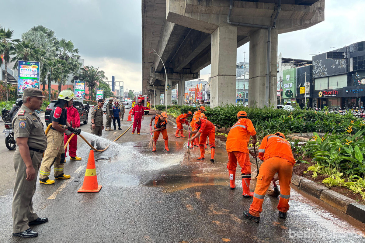 Petugas Gabungan Bersihkan Sisa Banjir di Kelapa Gading 