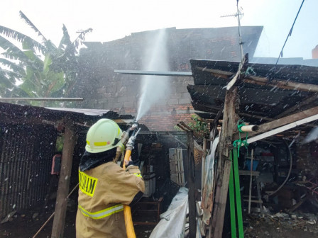Tujuh Mobil Pemadam Atasi Kebakaran di Pulogebang