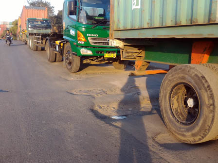 Jembatan Cakung Drain Cilincing Rusak Parah