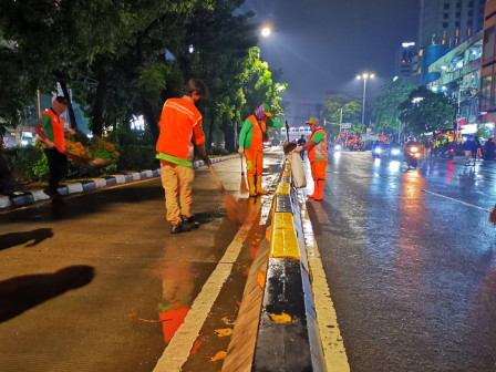 Petugas Sudin LH Jakbar Bersihkan Sampah di Jalan Hayam Wuruk dan Gajah Mada