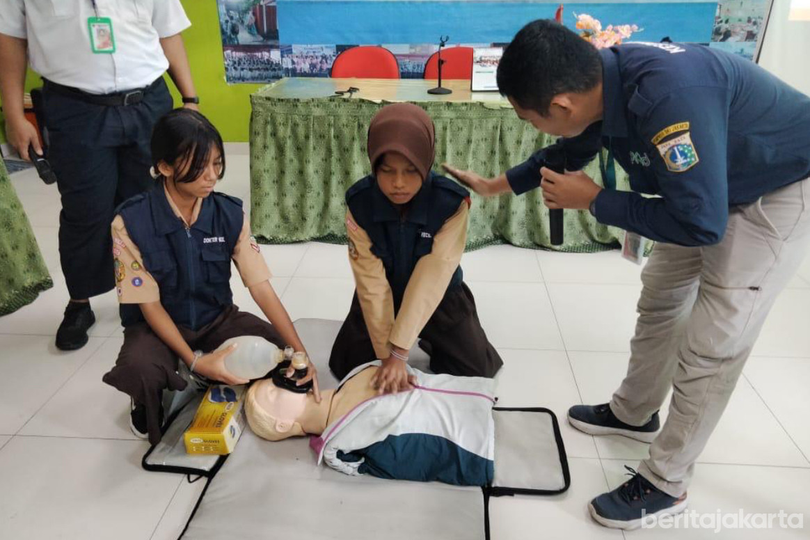 Pelajar di Pulau Panggang Dikukuhkan Jadi Dokter Kecil