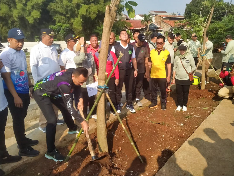 Puluhan Pohon Ditanam di Waduk Cilangkap 