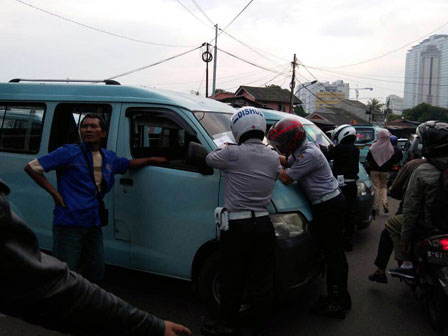 Angkot Ngetem dan Parkir Liar di Kebayoran Lama Ditertibkan