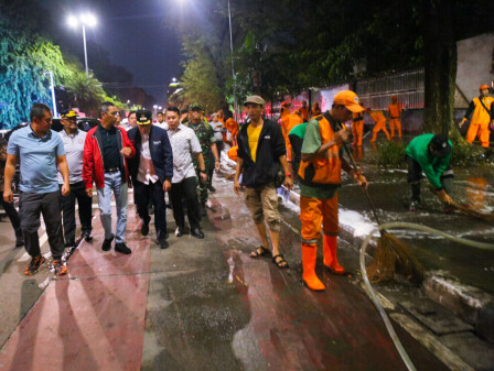 Wali Kota Jakpus Pimpin Giat Pembersihan Trotoar di Jalan Medan Merdeka