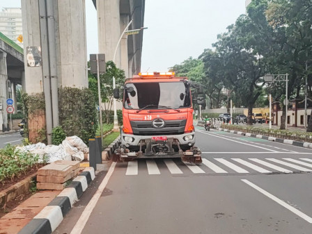 Dua Mobil Penyapu Jalan Bersihkan Kawasan Gedung Sekretariat ASEAN 