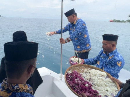 Pemkab Kepulauan Seribu Gelar Tabur Bunga Peringati Hari Pahlawan