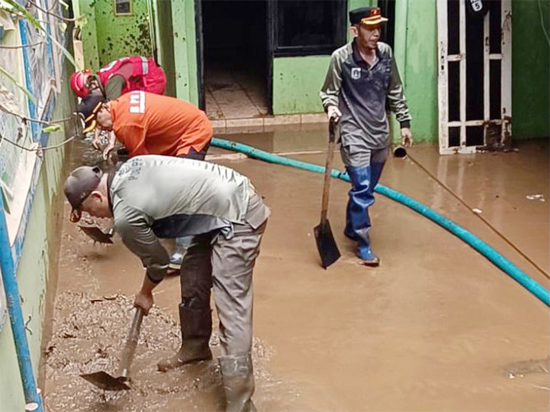  Personel Satpol PP Gelar Kerja Bakti Bantu Warga Terdampak Banjir