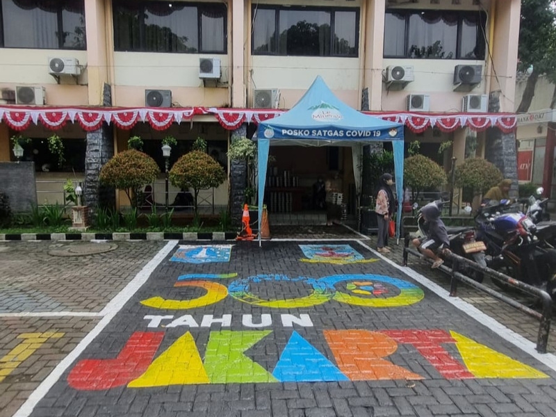 Meriahkan HUT RI, Kelurahan Kalideres Buat Mural di Halaman Kantornya