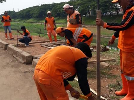  Kanal Banjir Timur Dipasangi Pagar Bambu 