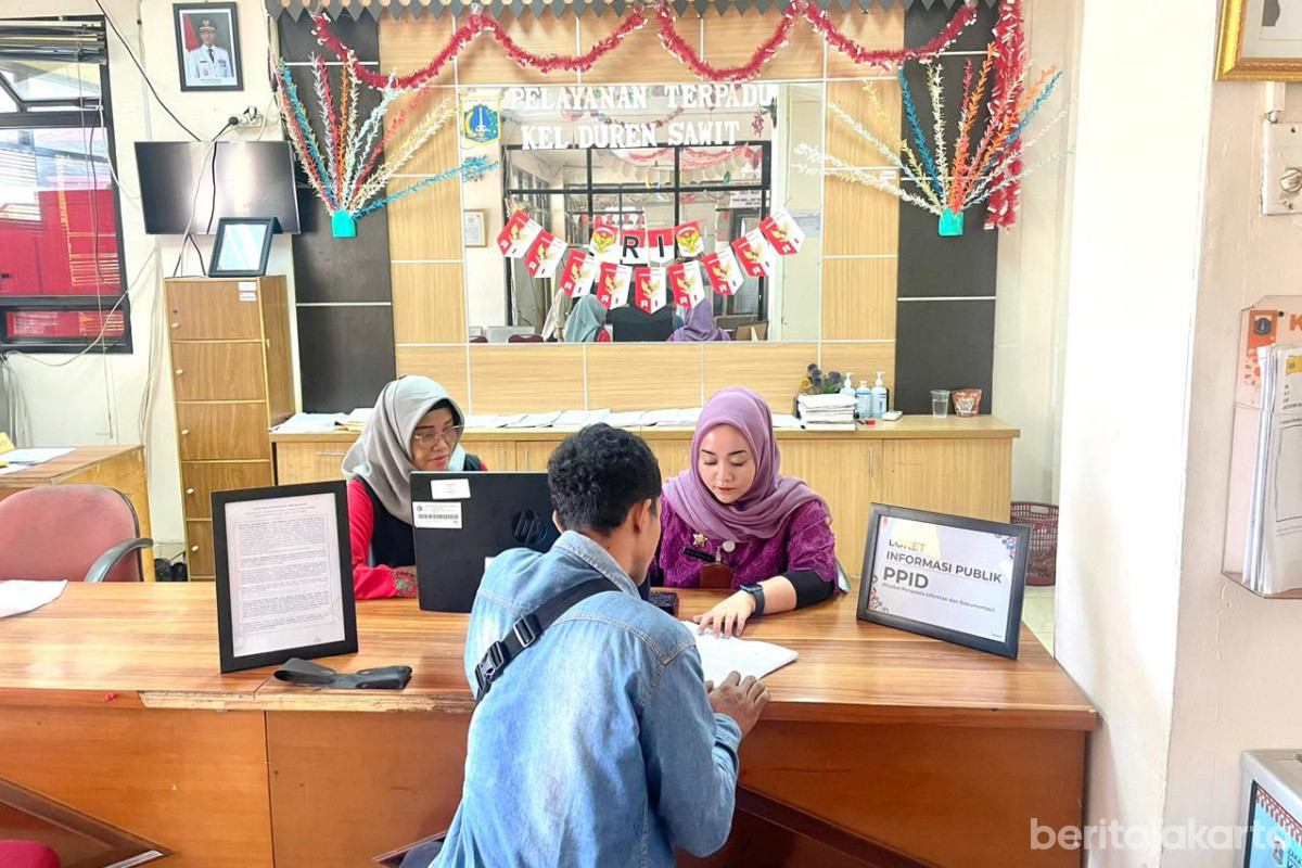 Seorang warga sedang melakukan permohonan surat izin praktek di UP PMPTSP Kecamatan Duren Sawit