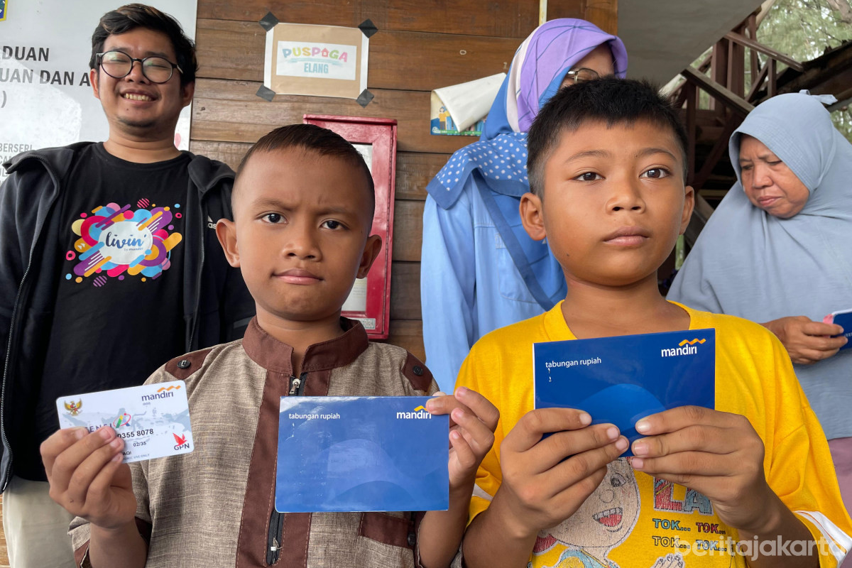 Warga Pulau Panggang Bahagia Terima Santunan Bank Mandiri 