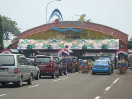 Memeriahkan HUT DKI, Warga Memadati Ancol