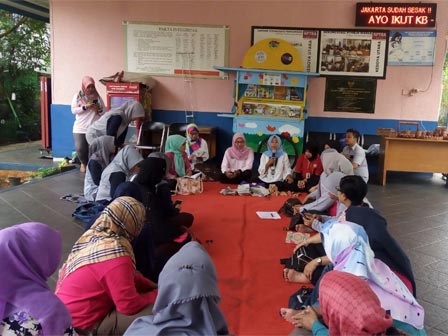  Ibu PKK Kelurahan Kedoya Utara Ikut Pelatihan Daur Ulang Sampah Kertas 