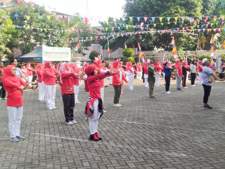 Iin Mutmainah Senam Massal Bersama Kader PKK di Kantor Kelurahan Cipayung 