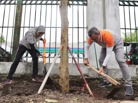 Pemkot Jakpus Tanam 15 Pohon di Jalan Bungur Raya