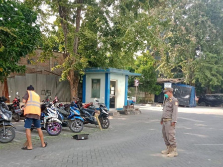 21 Pelanggar Tibmask di Jl. Mangga Disanksi Menyapu Jalan