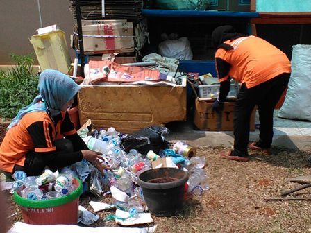 Pemkot Jakbar Salurkan 8 Truk Khusus untuk Bank Sampah 