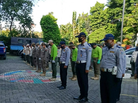 53 Petugas Gabungan Apel Pengawasan PSBB di Kramat Jati