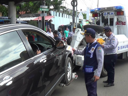 Baru Parkir 5 Menit, Mobil Diderek Petugas