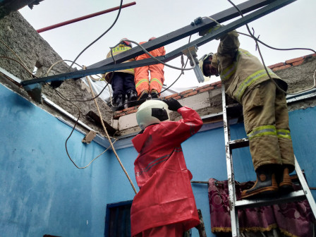 Personel Gabungan Tangani Atap Rumah Terbang di Cilangkap