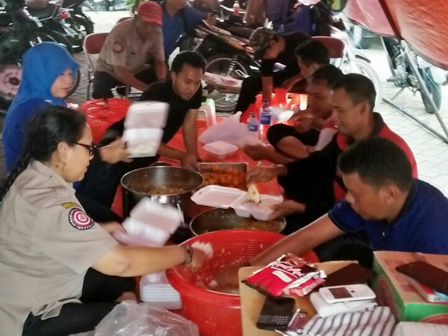 Pemkot Jakbar Didistribusikan 300 Makanan Siap Saji Pada Warga Korban Banjir Kembangan Utara