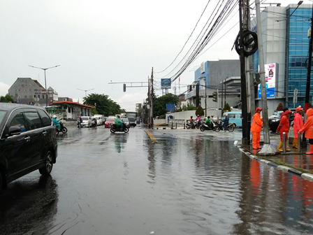 Genangan di Perempatan Arion Rawamangun Berangsur Surut