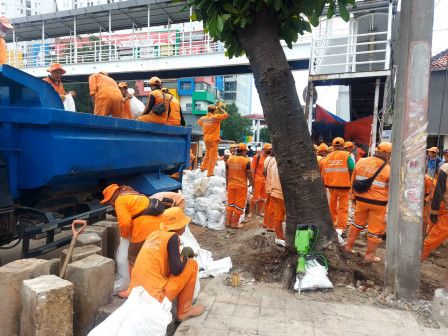  200 Personel Gabungan Kerja Bakti di Kampung Gembira Gembrong 