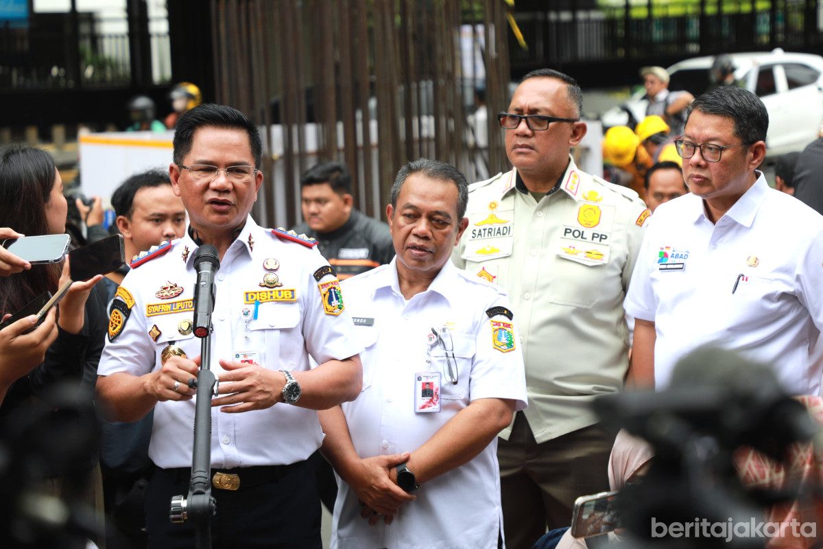Syafrin Liputo (kiri) memberikan keterangan pers tidak ada penutupan jalan di kawasan Rasuna Said