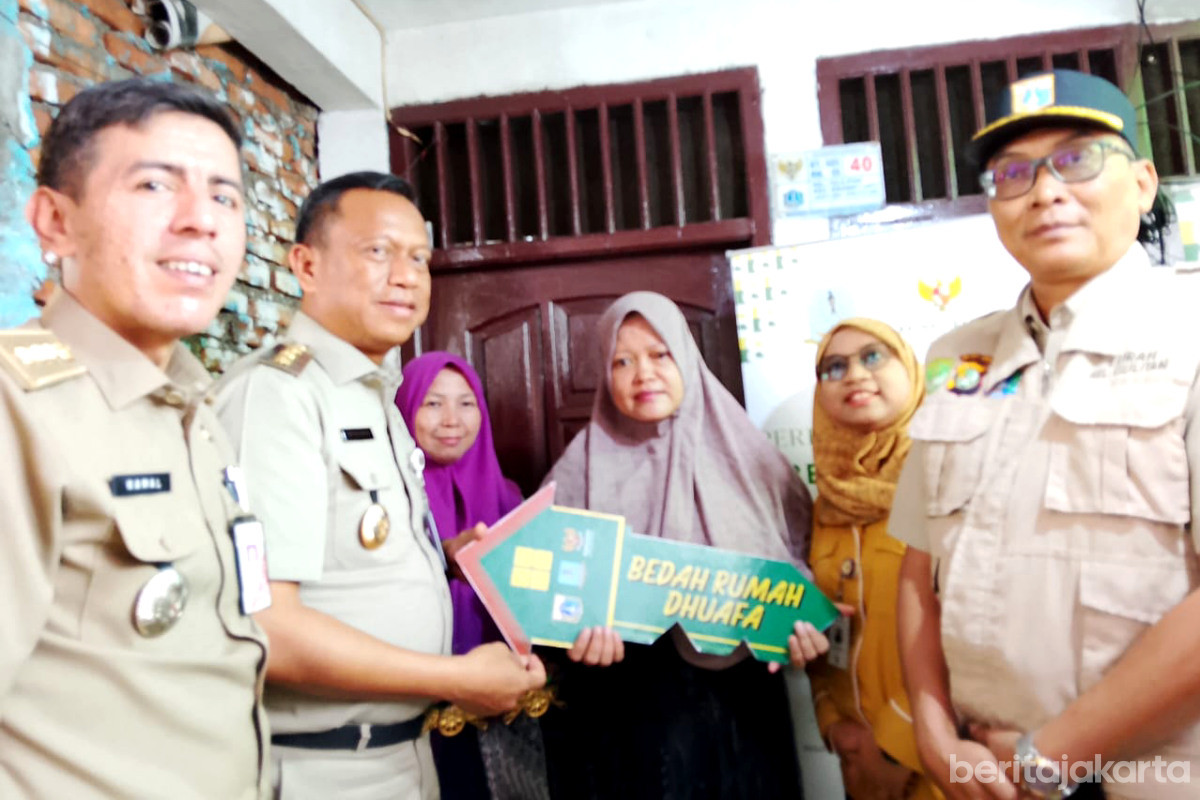 Sri Hartati Terharu Terima Kunci Rumah dari Tangan Munjirin