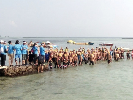 Sandiaga Ikuti Lomba Aquathlon di Pulau Tidung