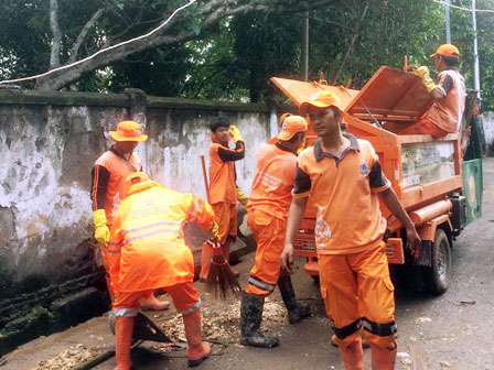 48 PPSU Pengadegan Bersihkan Sampah Sisa Banjir