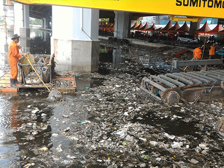 Kali Ancol Dipenuhi Sampah Berbahan Plastik