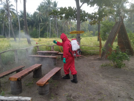 Area Wisata Saung Hijrah Pulau Tidung Disemprot Disinfektan