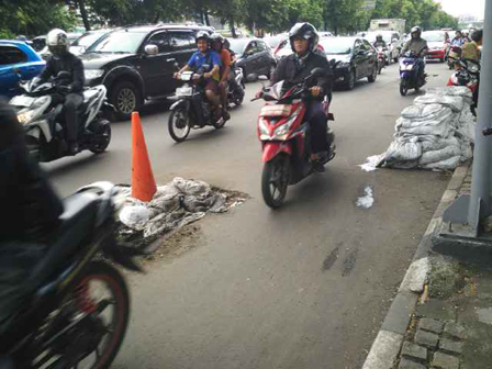 Pengguna Jalan Keluhkan Lubang di Jalan Kramat Raya