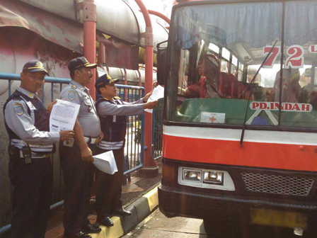 Pengemudi Bus Sedang di Terminal Blok M Disosilisasikan Pemasangan Papan Trayek