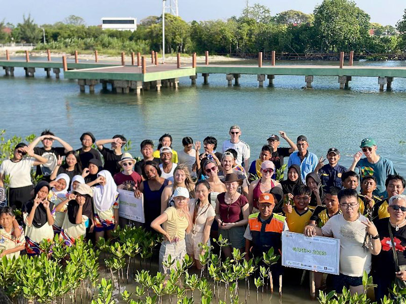 Mahasiswa dari Empat Negara Bakti Sosial di Pulau Untung Jawa 