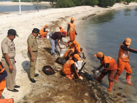Petugas PPSU Pulau Pari Bersihkan Limbah Tumpahan Minyak