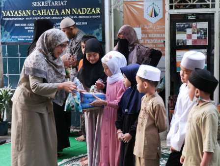 Kajian Muslimah Balaikota Berbagi Takjil dan Al-Quran di Cilincing