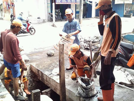 Saluran Air Jl Sarang Bango di Bersihkan Petugas PPSU