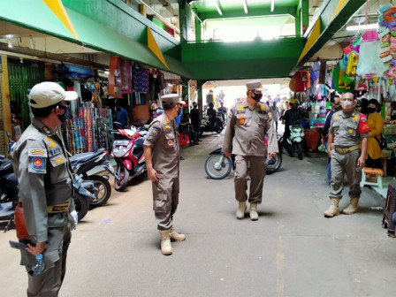 75 Petugas Gabungan Pengawasan PSBB di Pasar Kramat Jati