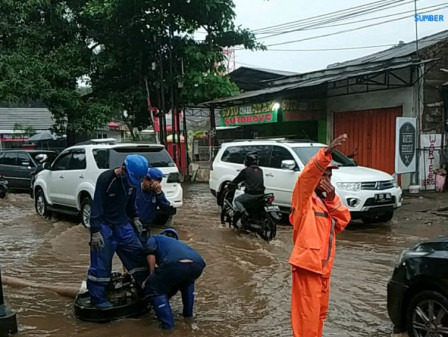  22 Personel Satgas SDA Atasi Genangan di Jl Raya Jambore Cibubur