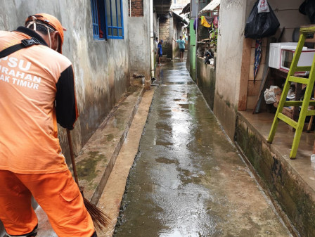  40 PPSU Bersihkan Sampah Sisa Genangan di Cilandak Timur 